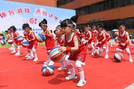 痛！女裁判扔球给希罗，不小心砸到了希罗的关键部位